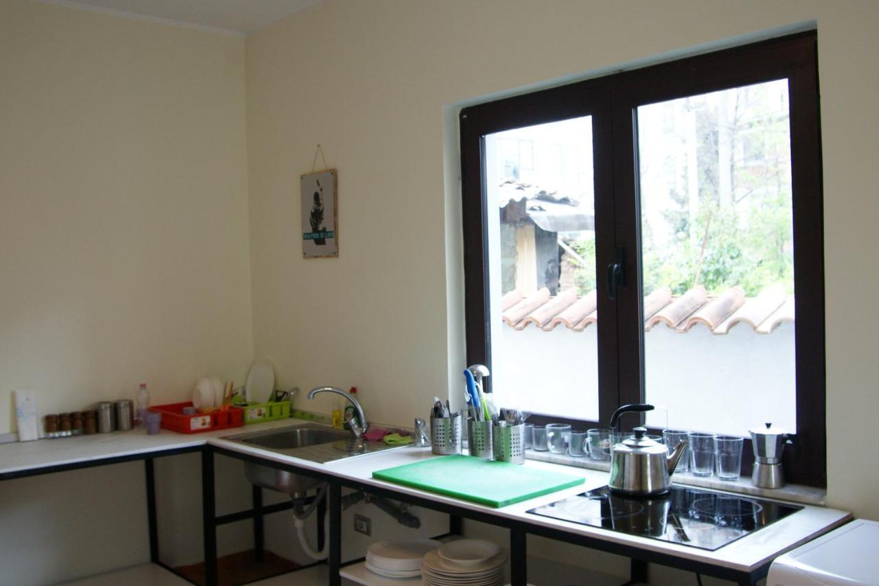 Hostel The Golden Rooster Tirana Exterior foto