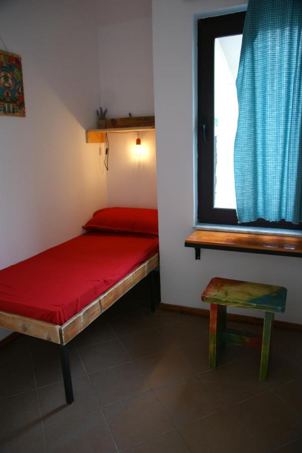 Hostel The Golden Rooster Tirana Exterior foto