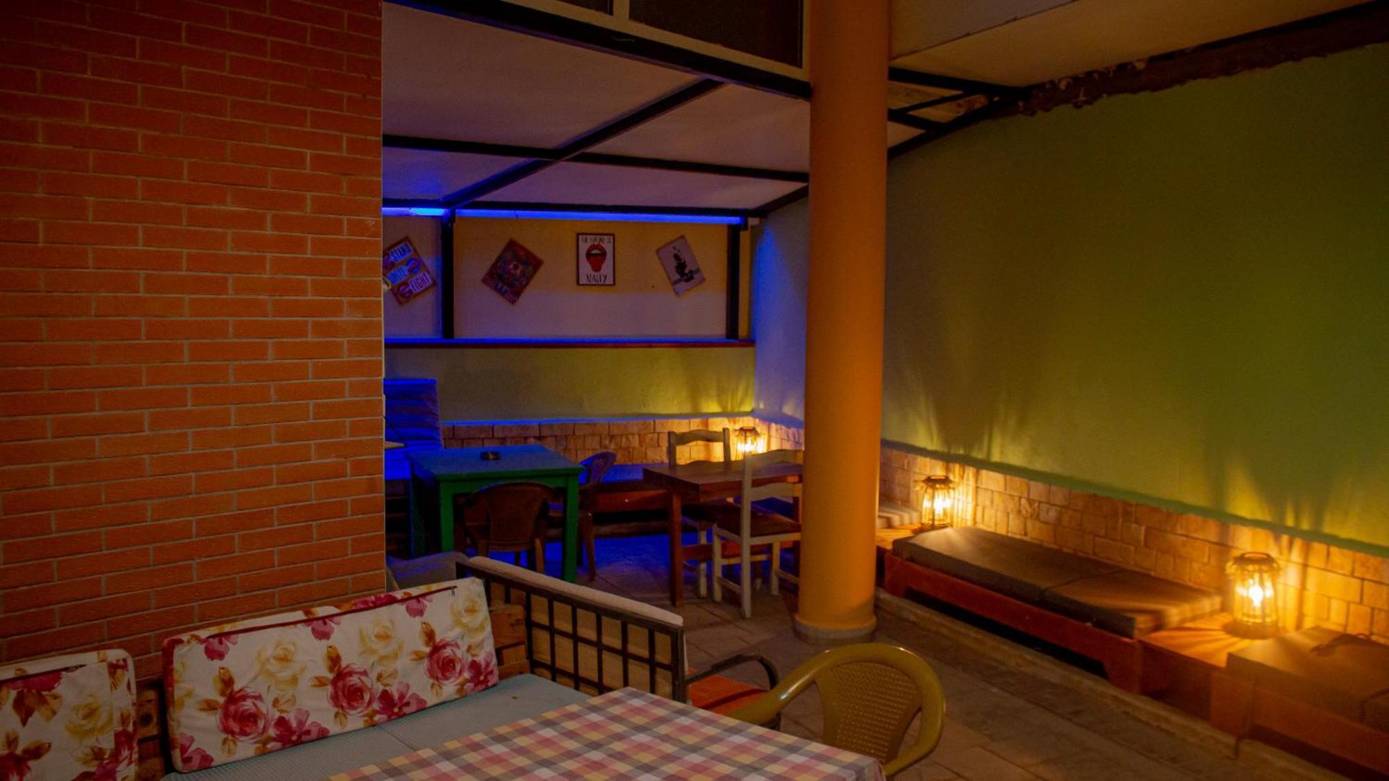 Hostel The Golden Rooster Tirana Exterior foto