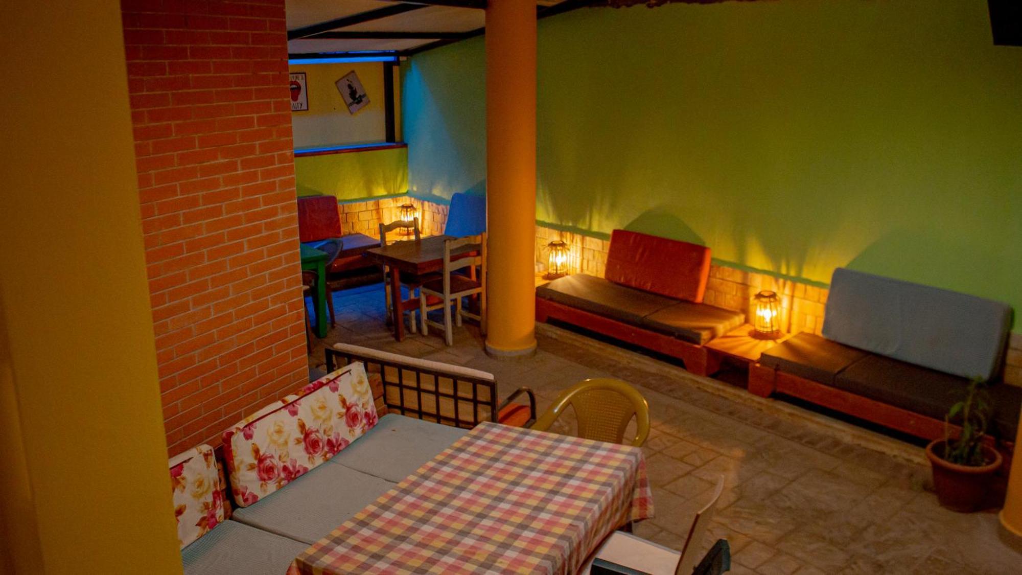 Hostel The Golden Rooster Tirana Exterior foto